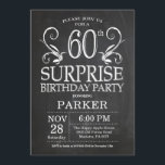 Surprise 60th Birthday Invitation Chalkboard Kaart<br><div class="desc">Verrassing 60e verjaardag uitnodiging schoolbord achtergrond. 15e 16e 18e 20e 21e 30e 40e 50e 60e 70e 80e 90e 100e,  elke leeftijd. Verjaardag voor volwassenen. Man man verjaardagsfeestje. Voor verdere aanpassing klikt u op de knop "Aanpassen" en gebruikt u onze ontwerptool om deze sjabloon te wijzigen.</div>