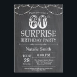Surprise 60th Birthday Invitation Chalkboard Kaart<br><div class="desc">Verrassing 60e verjaardag uitnodiging met krijtbord zwart en witte achtergrond. String Lights. Verjaardag voor volwassenen. Verjaardag van Mannen of vrouwen. Voor verdere aanpassing klikt u op de knop "Aanpassen" en gebruikt u onze ontwerptool om deze sjabloon te wijzigen.</div>
