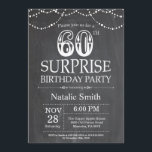 Surprise 60th Birthday Invitation Chalkboard Kaart<br><div class="desc">Verrassing 60e verjaardag uitnodiging met krijtbord zwart en witte achtergrond. String Lights. Verjaardag voor volwassenen. Verjaardag van Mannen of vrouwen. Voor verdere aanpassing klikt u op de knop "Aanpassen" en gebruikt u onze ontwerptool om deze sjabloon te wijzigen.</div>