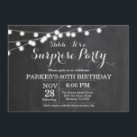 Surprise 60th Birthday Invitation Chalkboard Kaart<br><div class="desc">Verrassend 60th Birthday Uitnodiging met de Achtergrond van het Koord van Lichten Chalkboard. 13e 15e 16e 18e 21e 30e 40e 50e 60e 70e 90e 100e,  elke leeftijd. Voor verdere aanpassing,  te klikken gelieve de knoop "van de Aanpassing het"en ons ontwerphulpmiddel te gebruiken om deze sjabloon te wijzigen.</div>