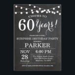 Surprise 60th Birthday Invitation Chalkboard Kaart<br><div class="desc">Verrassing 60e verjaardag uitnodiging schoolbord achtergrond met strijklichten. Zwart-Wit. 13e 15e 16e 18e 20e 21e 30e 40e 50e 60e 70e 80e 90e 100e, elke leeftijd. Verjaardag voor volwassenen. Vrouw of Man Man Verjaardagsfeest. Voor verdere aanpassing klikt u op de knop "Aanpassen" en gebruikt u onze ontwerptool om deze sjabloon te...</div>