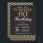 Surprise 60th Birthday Invitation Gold Glitter Kaart<br><div class="desc">Verrassend 60e verjaardag Uitnodiging met Gold Glitter Chevron. Chalkboard. Zwart en goudglitter. Volwassen verjaardag. Man of vrouwen uitgenodigd. Voor verdere aanpassing,  te klikken gelieve de knoop "van de Aanpassing het"en ons ontwerphulpmiddel te gebruiken om deze sjabloon te wijzigen.</div>