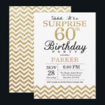 Surprise 60th Birthday Invitation Gold Glitter Kaart<br><div class="desc">Verrassing 60e verjaardag uitnodiging met Gold Glitter Chevron. Zwart en goud glitter. Verjaardag voor volwassenen. Man of Vrouwen Bday Uitnodigen. Voor verdere aanpassing klikt u op de knop "Aanpassen" en gebruikt u onze ontwerptool om deze sjabloon te wijzigen.</div>