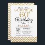 Surprise 60th Birthday Invitation Gold Glitter Kaart<br><div class="desc">Verrassing 60e verjaardag uitnodiging met Gold Glitter Chevron. Zwart en goud glitter. Verjaardag voor volwassenen. Man of Vrouwen Bday Uitnodigen. Voor verdere aanpassing klikt u op de knop "Aanpassen" en gebruikt u onze ontwerptool om deze sjabloon te wijzigen.</div>