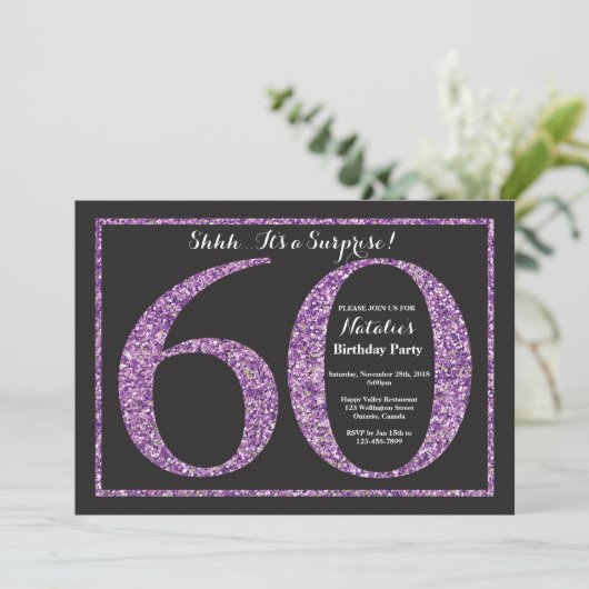 Surprise 60th Birthday Invitation Paars Glitter Kaart (Staand voorkant)