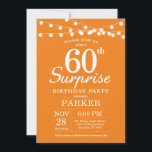 Surprise 60th Birthday Invitation Sinaasappel Kaart<br><div class="desc">Verrassing 60e verjaardag uitnodiging met strijklichten. Oranje achtergrond. Verjaardag van mannen of vrouwen. 13e 15e 16e 18e 20e 21e 30e 40e 50e 60e 70e 80e 90e 100e,  elke leeftijd. Voor verdere aanpassing klikt u op de knop "Aanpassen" en gebruikt u onze ontwerptool om deze sjabloon te wijzigen.</div>