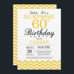 Surprise 60th Birthday Invitation Yellow Chevron Kaart<br><div class="desc">Verrassend 60e verjaardag Uitnodiging met Gele Chevron. Zwart-wit. Volwassen verjaardag. Man of vrouwen uitgenodigd. Voor verdere aanpassing,  te klikken gelieve de knoop "van de Aanpassing het"en ons ontwerphulpmiddel te gebruiken om deze sjabloon te wijzigen.</div>