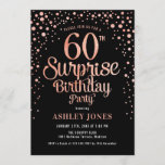 Surprise 60th Birthday Party - Zwart & Roos Goud Kaart<br><div class="desc">Verrassing 60e verjaardag feestuitnodiging. Elegant design in zwart en faux glitter roos goud. Beschikt over stijlvol scriptlettertype en confetti. Stuur me een bericht als je aangepaste leeftijd nodig hebt.</div>