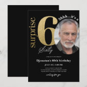 Surprise 60th Black Gold Birthday Invitation Foto Kaart (Voorkant / Achterkant)
