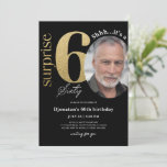 Surprise 60th Black Gold Birthday Invitation Foto Kaart<br><div class="desc">Deze aanpasbare Kaart van de Uitnodiging van de Dag van de Dagen met het collectie van de Foto kenmerkt een editable fotosectie,  gouden aantallen & handschrift decoratieve doopvonten. Overeenkomende objecten beschikbaar.</div>