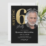 Surprise 60th Black Gold Birthday Invitation Foto Kaart<br><div class="desc">Deze aanpasbare Kaart van de Uitnodiging van de Dag van de Dagen met het collectie van de Foto kenmerkt een editable fotosectie,  gouden aantallen & handschrift decoratieve doopvonten. Overeenkomende objecten beschikbaar.</div>