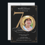 Surprise 70th Birthday Black Gold Elegant Photo Kaart<br><div class="desc">Verrassend 70e verjaardag Black Gold Elegant Photo Invitation. Een elegant ontworpen speciale verjaardagsfeestuitnodiging,  met een aangepaste foto van verjaardagspersoon en scriptkalligrafie met  bloeiende elementen. Eenvoudig genoeg om een verscheidenheid van thema's en kleuren te passen! Hulp nodig? Neem gewoon contact met me op!</div>