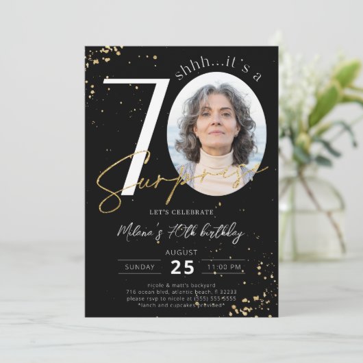 Surprise 70th Birthday Black Gold Photo Invitation Kaart (Staand voorkant)
