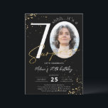 Surprise 70th Birthday Black Gold Photo Invitation Kaart<br><div class="desc">Surprise 70th Birthday Black Gold Photo Invitation maakt deel uit van het Birthday Invitations collectie. Dit product is voorzien van aanpasbare foto's met gouden glitter sparkles. Klaar met decoratieve lettertypen. Bekijk meer overeenkomende producten in onze winkel.</div>