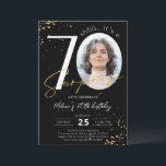 Surprise 70th Birthday Black Gold Photo Invitation Kaart<br><div class="desc">Surprise 70th Birthday Black Gold Photo Invitation maakt deel uit van het Birthday Invitations collectie. Dit product is voorzien van aanpasbare foto's met gouden glitter sparkles. Klaar met decoratieve lettertypen. Bekijk meer overeenkomende producten in onze winkel.</div>