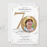 Surprise 70th Birthday Elegant Gold White Photo Kaart<br><div class="desc">Verrassend 70e verjaardag Elegant Gold White Photo Invitation. En elegant ontworpen speciale verjaardagsfeestuitnodiging,  met een aangepaste foto van verjaardagspersoon en scriptkalligrafie met  bloeiende elementen. Eenvoudig genoeg om een verscheidenheid van thema's en kleuren te passen! Hulp nodig? Neem gewoon contact met me op!</div>