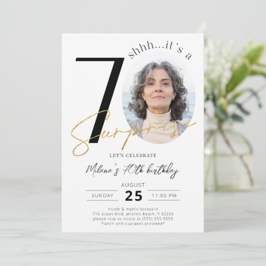 Surprise 70th Birthday Gold Photo Invitation Kaart (Staand voorkant)