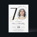 Surprise 70th Birthday Gold Photo Invitation Kaart<br><div class="desc">Verrassend 70th Birthday Gold Photo Invitation maakt deel uit van het collectie van de Birthday Invitations. Dit product is voorzien van aanpasbare foto's met gouden glitter sparkles. Klaar met decoratieve lettertypen. Bekijk meer overeenkomende producten in onze winkel.</div>
