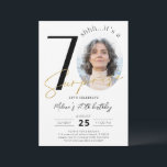 Surprise 70th Birthday Gold Photo Invitation Kaart<br><div class="desc">Verrassend 70th Birthday Gold Photo Invitation maakt deel uit van het collectie van de Birthday Invitations. Dit product is voorzien van aanpasbare foto's met gouden glitter sparkles. Klaar met decoratieve lettertypen. Bekijk meer overeenkomende producten in onze winkel.</div>