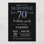 Surprise 70th Birthday Invitation Black and Blue Kaart<br><div class="desc">Verrassend 70e verjaardag Uitnodiging met Zwarte en Blauwe Glitter Achtergrond. Chalkboard. Volwassen verjaardag. Mannen of vrouwen uitgenodigd. Elke leeftijd. Voor verdere aanpassing,  te klikken gelieve de knoop "van de Aanpassing het"en ons ontwerphulpmiddel te gebruiken om deze sjabloon te wijzigen.</div>