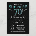 Surprise 70th Birthday Invitation Black en Blauwgr Kaart<br><div class="desc">Verrassend 70e verjaardag Uitnodiging met Zwarte en Blauwgroen Glitter Achtergrond. Chalkboard. Volwassen verjaardag. Mannen of vrouwen uitgenodigd. Elke leeftijd. Voor verdere aanpassing,  te klikken gelieve de knoop "van de Aanpassing het"en ons ontwerphulpmiddel te gebruiken om deze sjabloon te wijzigen.</div>