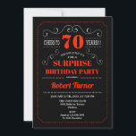 Surprise 70th Birthday Invitation - Black Red Kaart<br><div class="desc">Verrassend 70e verjaardag uitnodiging voor mannen of vrouwen. Elegant nodigt kaart in zwart wit en rood uit met chalkboardpatroon en retro typografiemanuscriptdoopvont. Cheers tot 70 jaar! Kan op elke leeftijd worden aangepast. Ideaal voor een mijlpaal op de dag van de volwassen dag.</div>