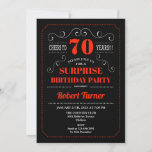 Surprise 70th Birthday Invitation - Black Red Kaart<br><div class="desc">Verrassend 70e verjaardag uitnodiging voor mannen of vrouwen. Elegant nodigt kaart in zwart wit en rood uit met chalkboardpatroon en retro typografiemanuscriptdoopvont. Cheers tot 70 jaar! Kan op elke leeftijd worden aangepast. Ideaal voor een mijlpaal op de dag van de volwassen dag.</div>