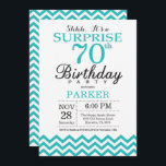 Surprise 70th Birthday Invitation Blauwgroen Chevr Kaart<br><div class="desc">Verrassend 70e verjaardag Uitnodiging met Blauwgroen Chevron. Zwart-wit. Volwassen verjaardag. Man of vrouwen uitgenodigd. Voor verdere aanpassing,  te klikken gelieve de knoop "van de Aanpassing het"en ons ontwerphulpmiddel te gebruiken om deze sjabloon te wijzigen.</div>