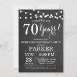 Surprise 70th Birthday Invitation Chalkboard Kaart<br><div class="desc">Verrassend 70th Birthday Invitation Chalkboard Background met String Lights. Zwart-wit. 13e 15e 16e 18e 21e 30e 40e 50e 60e 70e 90e 100e, elke leeftijd. Volwassen verjaardag. Vrouw of Man Man Birthday Party. Voor verdere aanpassing, te klikken gelieve de knoop "van de Aanpassing het"en ons ontwerphulpmiddel te gebruiken om deze sjabloon...</div>