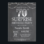 Surprise 70th Birthday Invitation Chalkboard Kaart<br><div class="desc">Verrassend 70e verjaardag Uitnodiging met Chalkboard Black en White Background. Koord lichten. Volwassen verjaardag. Mannelijke Mannen of vrouwen: Birthday. Voor verdere aanpassing,  te klikken gelieve de knoop "van de Aanpassing het"en ons ontwerphulpmiddel te gebruiken om deze sjabloon te wijzigen.</div>