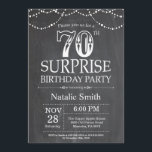 Surprise 70th Birthday Invitation Chalkboard Kaart<br><div class="desc">Verrassend 70e verjaardag Uitnodiging met Chalkboard Black en White Background. Koord lichten. Volwassen verjaardag. Mannelijke Mannen of vrouwen: Birthday. Voor verdere aanpassing,  te klikken gelieve de knoop "van de Aanpassing het"en ons ontwerphulpmiddel te gebruiken om deze sjabloon te wijzigen.</div>
