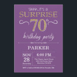 Surprise 70th Birthday Invitation Paars and Gold Kaart<br><div class="desc">Verrassend 70e verjaardag Uitnodiging met Paarse en Gold Glitter achtergrond. Chalkboard. Volwassen verjaardag. Mannen of vrouwen uitgenodigd. Elke leeftijd. Voor verdere aanpassing,  te klikken gelieve de knoop "van de Aanpassing het"en ons ontwerphulpmiddel te gebruiken om deze sjabloon te wijzigen.</div>