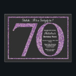 Surprise 70th Birthday Invitation Paars Glitter Kaart<br><div class="desc">Verrassend 70e uitnodiging op de verjaardag. De Zwarte en Paarse Glitter Birthday Party nodigt uit met een achtergrond van Chalkboard. Verrassende verjaardag. Volwassen verjaardag. Mannen of Vrouwen Bday Bash Party. Voor verdere aanpassing, te klikken gelieve de knoop "van de Aanpassing het"en ons ontwerphulpmiddel te gebruiken om deze sjabloon te wijzigen....</div>