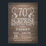 Surprise 70th Birthday Invitation Rustic Wood Kaart<br><div class="desc">Verrassend 70e verjaardag Uitnodiging Rustic Wood Achtergrond. 15e 16e 18e 21e 21e 30e 40e 60e 70e 90e 100e,  elke leeftijd. Volwassen verjaardag. Man Male Birthday Party. Voor verdere aanpassing,  te klikken gelieve de knoop "van de Aanpassing het"en ons ontwerphulpmiddel te gebruiken om deze sjabloon te wijzigen.</div>