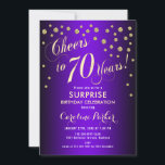 Surprise 70th Birthday Party - Gold Paars Kaart<br><div class="desc">Verrassing 70e verjaardag feestuitnodiging. Elegant design met faux glitter goud en paarse. Beschikt over scriptlettertype en confetti. Proost op 70 jaar! Stuur me een bericht als je een aangepaste leeftijd nodig hebt.</div>