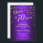 Surprise 70th Birthday Party - Gold Paars Kaart<br><div class="desc">Verrassing 70e verjaardag feestuitnodiging. Elegant design met faux glitter goud en paarse. Beschikt over scriptlettertype en confetti. Proost op 70 jaar! Stuur me een bericht als je een aangepaste leeftijd nodig hebt.</div>