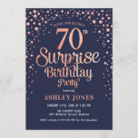 Surprise 70th Birthday Party - Navy & Roos Gold Kaart<br><div class="desc">Verrassing 70e verjaardag feestuitnodiging. Elegant design in navy en faux glitter roos goud. Beschikt over stijlvol scriptlettertype en confetti. Stuur me een bericht als je aangepaste leeftijd nodig hebt.</div>