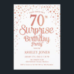 Surprise 70th Birthday Party - Roos Gold & White Kaart<br><div class="desc">Verrassing 70e verjaardag feestuitnodiging. Elegant design in wit en faux glitter roos goud. Beschikt over stijlvol scriptlettertype en confetti. Stuur me een bericht als je aangepaste leeftijd nodig hebt.</div>