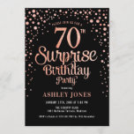 Surprise 70th Birthday Party - Zwart & Roos Goud Kaart<br><div class="desc">Verrassing 70e verjaardag feestuitnodiging. Elegant design in zwart en faux glitter roos goud. Beschikt over stijlvol scriptlettertype en confetti. Stuur me een bericht als je aangepaste leeftijd nodig hebt.</div>