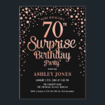 Surprise 70th Birthday Party - Zwart & Roos Goud Kaart<br><div class="desc">Verrassing 70e verjaardag feestuitnodiging. Elegant design in zwart en faux glitter roos goud. Beschikt over stijlvol scriptlettertype en confetti. Stuur me een bericht als je aangepaste leeftijd nodig hebt.</div>