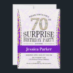 Surprise 70th Birthday - White Gold Paars Kaart<br><div class="desc">Verrassend 70e verjaardag Uitnodiging voor vrouwen of Mannen. Elegant design in paars,  wit en faux glitter Gold. Functies diamantlettertype. Ideaal voor een stijlvolle mijlpaal op de dag van de verjaardag van volwassenen</div>