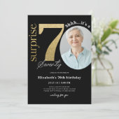 Surprise 70th Black Gold Birthday Invitation Foto Kaart (Staand voorkant)