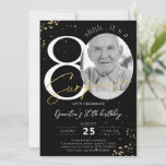 Surprise 80th Birthday Black Gold Photo Kaart<br><div class="desc">Surprise 80th Birthday Black Gold Photo Invitation maakt deel uit van het collectie van Birthday Invitations. Dit product is voorzien van aanpasbare foto's met gouden glitter sparkles. Klaar met decoratieve lettertypen. Bekijk meer overeenkomende producten in onze winkel.</div>