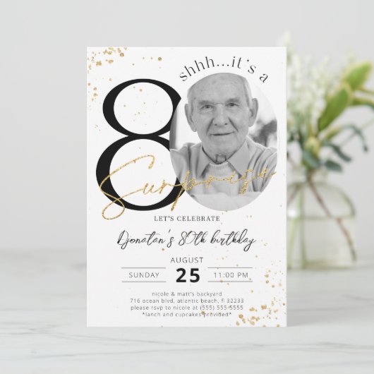 Surprise 80th Birthday Gold Photo Invitation Kaart (Staand voorkant)