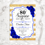 Surprise 80th Birthday - Gold White Royal Blue Kaart<br><div class="desc">Verrassend 80ste uitnodiging op de verjaardag. Feminine wit,  koninklijk blauw ontwerp met faux glitter Gold. Met bijvoegsels,  blauw roos,  scriptlettertype en confetti. Ideaal voor een elegant verjaardagsfeestje. Kan op elke leeftijd aan het show worden aangepast. Bericht me als u verdere aanpassing nodig hebt.</div>