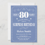 Surprise 80th Birthday Invitation Blue and White Kaart<br><div class="desc">Verrassend 80th Birthday Invitation Blue en White Typography. Blauwe achtergrond. Volwassen verjaardag. Mannelijke Mannen of vrouwen: Birthday. Kinder jongen of meisje Lady Teenage Bday Invite. 13e 15e 16e 18e 21e 30e 40e 50e 60e 70e 90e 100e. Elke leeftijd. Voor verdere aanpassing, te klikken gelieve de knoop "van de Aanpassing het"en...</div>