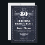 Surprise 80th Birthday - Navy Rustic Wood Pattern Kaart<br><div class="desc">Verrassend 80ste uitnodiging op de verjaardag. Elegant retro-stijl design in marine en white. Biedt een robuust houten patroon en scriptlettertype. Ideaal voor de feestdag van vrouwen of mannen.</div>