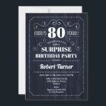 Surprise 80th Birthday - Navy Rustic Wood Pattern Kaart<br><div class="desc">Verrassend 80ste uitnodiging op de verjaardag. Elegant retro-stijl design in marine en white. Biedt een robuust houten patroon en scriptlettertype. Ideaal voor de feestdag van vrouwen of mannen.</div>