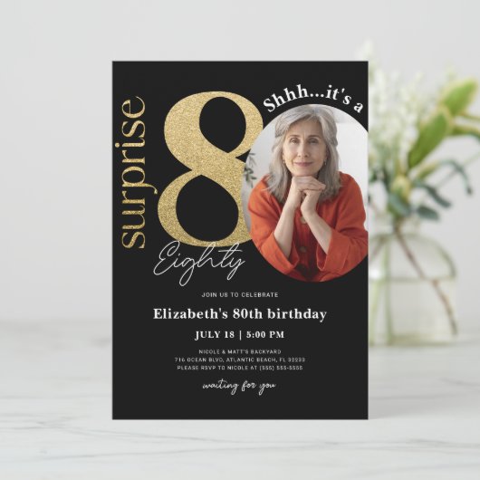 Surprise 80th Black Gold Birthday Invitation Foto Kaart (Staand voorkant)