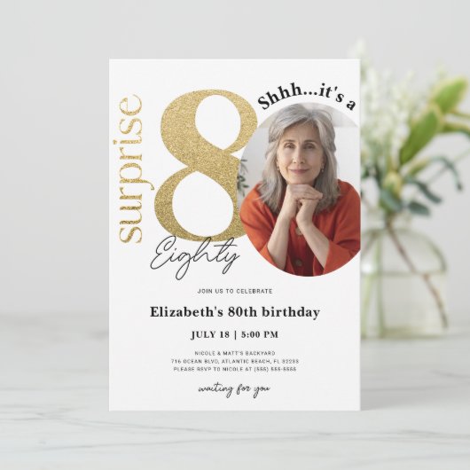 Surprise 80th Gold Birthday Invitation met foto Kaart (Staand voorkant)